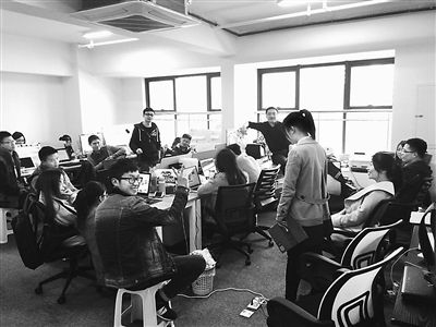 中国侨网每周五下午郑丁团队会开“吐槽会”,缓解压力 。(人民日报海外版)