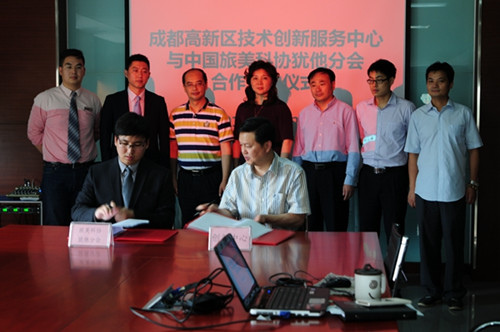 中国侨网旅美科技协会犹他分会会长孙儒杰与成都高新区创新中心签订合作协议。