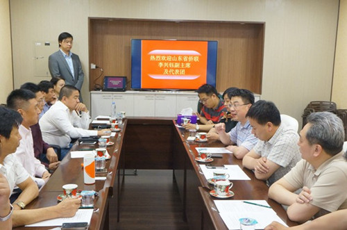中国侨网访问团与阿联酋山东商会座谈。