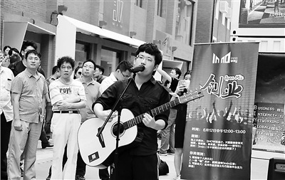 中国侨网海归林申在创业大街上即兴进行三分钟的脱口秀表演,讲述他的创业故事,引得阵阵掌声。(《人民日报海外版》/周鑫 摄)