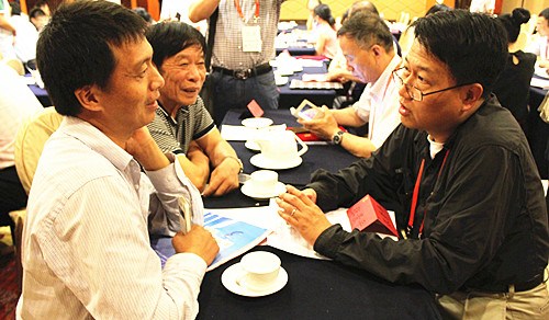 中国侨网海外嘉宾与莆田市企业代表就项目进行自由对接。