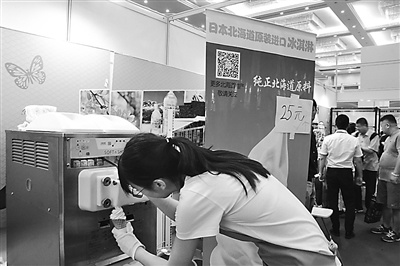 中国侨网工作人员现场制作北海道冰激凌。（《人民日报海外版》/何思琦 摄）