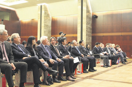 中国侨网德国中国商会主办的首届在德中资企业专场招聘会19日在法兰克福工商会(IHK)大楼举行。图为开幕式现场。(法国《欧洲时报》/张乔楠 摄)