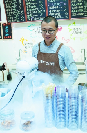 中国侨网唐伟特在制作液氮分子雪糕。(信息时报/陆明杰 摄)
