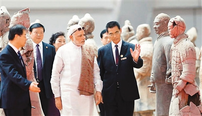 中国侨网印度总理莫迪参观西安秦始皇兵马俑。（《人民日报海外版》）