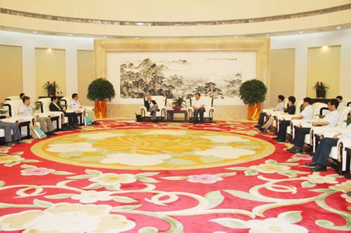 图为安徽省委常委、合肥市委书记吴存荣会见海外嘉宾一行。