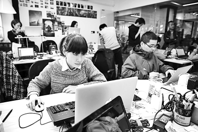 手机应用程序“足记”创始人杨柳（前左）在电脑前工作（3月25日摄）。当前的中国大地上正在掀起创业创新的大潮，无数像她这样的年轻人投身其中，成为时代的弄潮儿。新华社记者