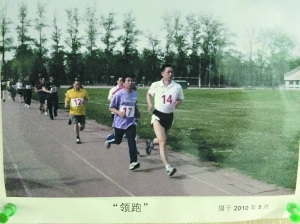 跑步中的施一公（右一）（《广州日报》）