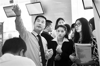 湖南长沙分会场,应聘者听取企业负责人介绍招聘岗位情况。(红网/黎鑫