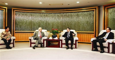 副市长陈彪（右二）会见《国际日报》报业集团董事长熊德龙（左二）一行。（《深圳侨报》/李恩
