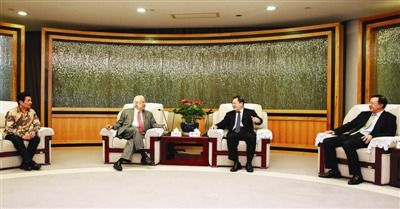 副市长陈彪(右二)会见《国际日报》报业集团董事长熊德龙(左二)一行。(《深圳侨报》/李恩