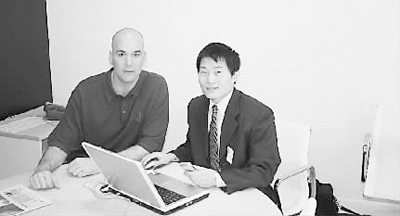 2008年，鲍仁君（右）在克利夫兰采访。