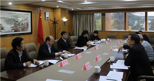 王华主任听取贡毅博士对餐饮企业合作方案的介绍
