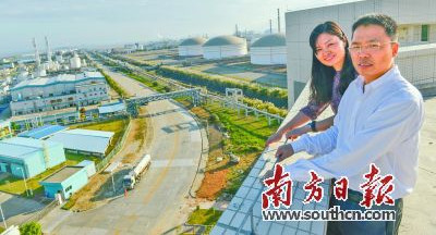 叶伟平和徐俊烨夫妇公司的楼顶，正好可以俯瞰大亚湾石化区。