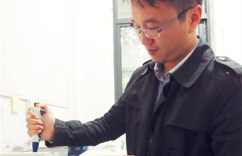 王清清利用实验室设备调配液体创可贴。