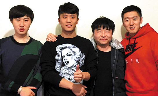 蝉鸣视觉VR工作室的三位创始人(从右往左依次是赵航、韩贤明、余仁集)和第一位员工王梓(左一)