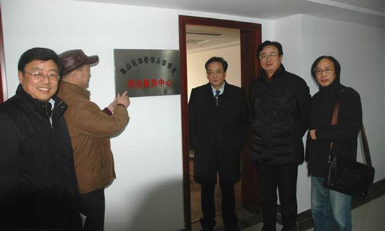 徐州市委统战部副部长、市侨办主任李明在泉山区软件园指导“创业服务中心”筹建工作。