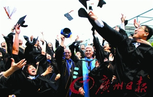 2015年度出国留学52.37万人,回国40.91万人,两者数值正逐年接近(新华社发)