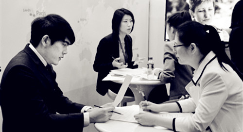 3月26日,在2016春季留学英才招聘会FuturMaster公司的展位前,一位海归正在与招聘人员进行交流。