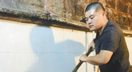 花150万元出国留学回来,本已拥有了一份“白领”的工作,但党海峰干了一段时间,毅然离开,到重庆学习火锅底料炒制方法。半年前,他转行与妻子在成都城南开了一家火锅底料店。