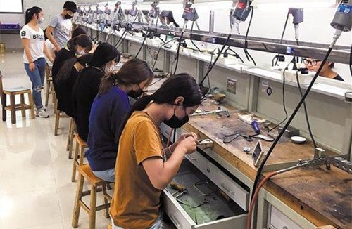 深圳技师学院学生们正在上课。