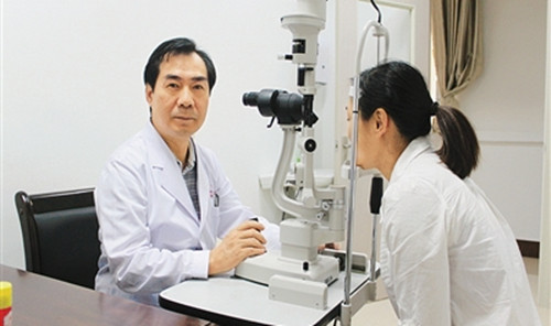 欧波是海南省首个海归眼科博士。(医院提供)