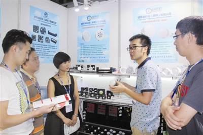 在首届“侨交会”上，参展企业香港建隆集团展位的节能技术备受关注。深圳侨报记者
