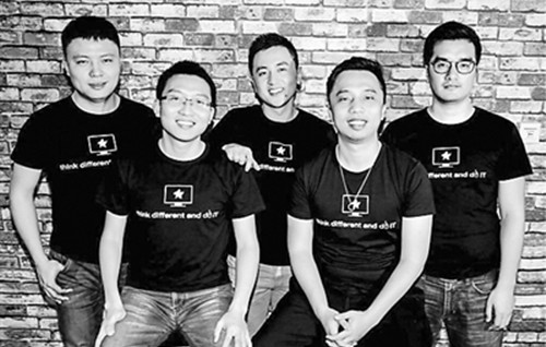 2016年年初,张彦翔(右二)和他的合伙人穿着团队的文化衫,在办公室拍的第一张正式合影。
