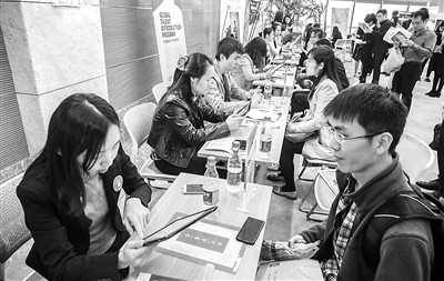 “90后”已经是招聘会上的主角。图为2016年4月在上海举办的“2016络可英海归专属招聘季”，年轻的海归求职者正在与人力资源管理人士进行面试。