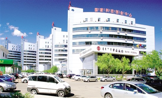 多措并举搭建创业平台 内蒙古自治区留学人员创业园是吸引海外人才的责任单位和具体服务部门。 稀土高新区归国留学人员统战工作以留学生创业园为载体,通过对领办创办企业的留学归国人员的大力宣传,吸收更多的海归人才来包创业。保证了引进归国留学人员工作的常态化,使海归人员来到稀土高新区有人接待,有人管理,有人服务。今年1月7月,内蒙古留创园共引进海外高层次人才5名,引进企业9家。至此,累计吸引346名海外人才,其中,博士116名、硕士119名、其他人才111人;拥有国家万人计划1人,占全市的33%,