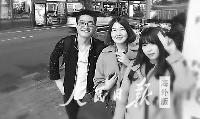交换生在交换期间的学习生活其实与留学生相比并无太大差异。张龙飞是厦门大学新闻传播学院的学生。他于大三期间到韩国中央大学进行了为期一年的交换。虽作为交换生,但他积极融入当地的学习与生活环境中,并与当地的学生打成一片。他们常常在校一同上课,外出一起玩耍。图为张龙飞(左)与韩国学生和中国留学生外出聚餐后的合影。