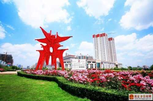 资料图:商丘市最具特色的标志性建筑是位于神火大道上的“商”字。(来源:商丘市人民政府)