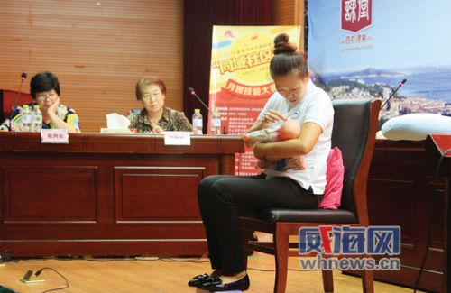 昨日下午，刘硕在威海首届月嫂技能大赛决赛上展示育儿技能。