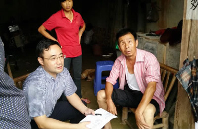 刘潜（左一）经常到赣南老区走访，了解当地农民的健康状况以及所能获得的医疗救助。