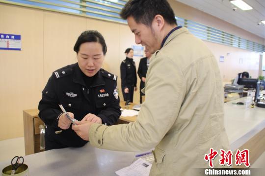 中国侨网福州马尾区公安局出入境管理大队工作人员为企业颁证。　王彦　摄