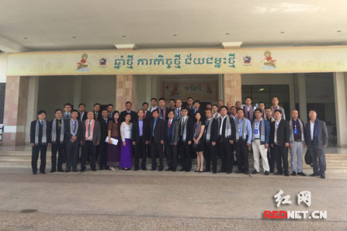 中国侨网湖南省侨联省侨商会侨情调研与商务考察代表团在柬埔寨合影。