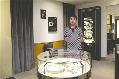 中国侨网成都亨得利钟表店,80后副总经理张里 成都商报记者 张建 摄