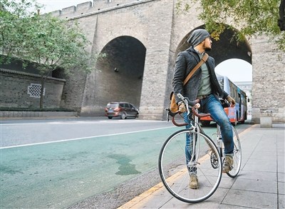 中国侨网李震和他的定制款公路自行车（受访者供图）