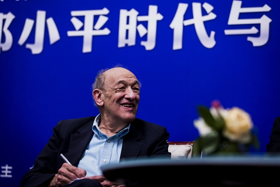 中国侨网2013年4月24日,欧美同学会在北京举行“邓小平时代与未来三十年”论坛,《邓小平时代》作者、哈佛大学费正清东亚研究中心前主任傅高义教授(Dr.Ezra Feivel Vogel)演讲并座谈。视觉中国供图