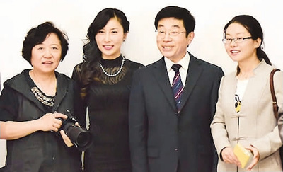 中国侨网　胡秀娟（左二）与创业合作伙伴。