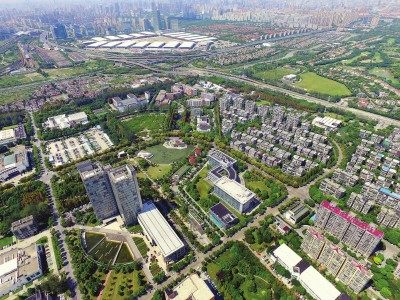 中国侨网中小创新主体生龙活虎,各个分园精彩各异,海归精英纷至沓来,推动张江朝着世界一流科技园区的目标稳步迈进。图为园区鸟瞰。资料照片
