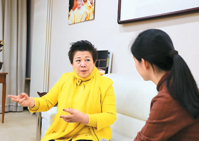 中国侨网图为王琳达（左）接受本报记者采访。张兰摄