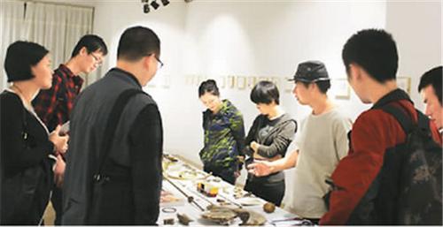 中国侨网周圆（右三）经常在自己的艺术空间举办活动，与设计师们共同探讨。