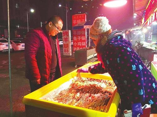 中国侨网老尹在察看经销商的肉制品。