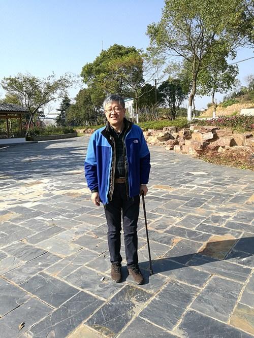 中国侨网头发花白、手拄拐杖的秦伯强在太湖站 陆华东 摄