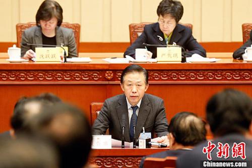 中国侨网按照党的十八届三中全会关于“落实税收法定原则”“税收优惠政策统一由专门税收法律法规规定”的要求,鼓励企业慈善募捐,使企业所得税法与慈善法的规定相衔接,国务院提出了关于提请审议企业所得税法修正案草案的议案。受国务院委托,财政部部长肖捷作了说明。中新社记者 盛佳鹏 摄