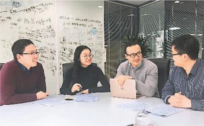 中国侨网阮安邦(右二)在中关村与团队成员一同讨论创业园区相关政策和公司未来发展方向。(图片由受访者提供)