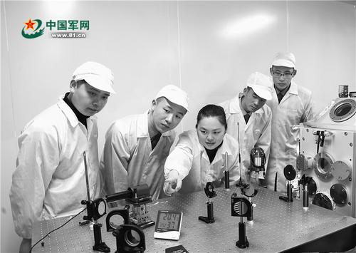 中国侨网实验室里，姜静(左三)指导学员进行科研攻关。 雷 雯摄