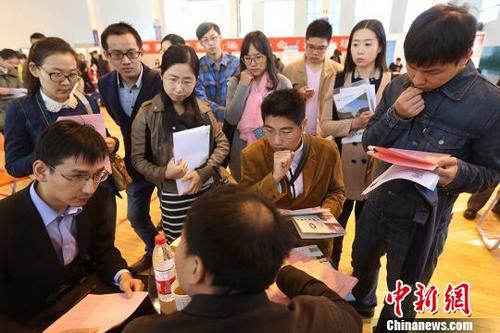 中国侨网资料图 高校博士生与用人高校面对面交流。 泱波 摄