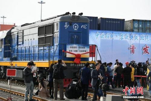 中国侨网资料图 3月1日下午,搭载着41个集装箱货物的中欧班列“蓉欧快铁”从成都青白江国际铁路港驶出,标志着中欧班列“蓉欧快铁”北线成都至白俄罗斯定制班列正式发车。图为首发仪式现场。中新社记者 张浪 摄